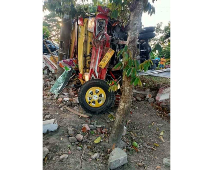 Kondisi truk usai menabrak pengendara sepeda motor di Jalan Raya Badung Kulon, Desa Badung, Kecamatan Gedeg, Kabupaten Mojokerto, Selasa (08/10/2024).