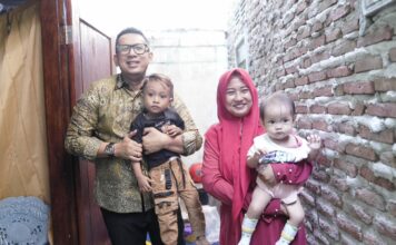 Pj Wali Kota Mojokerto Sambangi Balita Stunting Pj Wali Kota Mojokerto M Ali Kuncoro (kiri) saat menyambangi balita stunting.