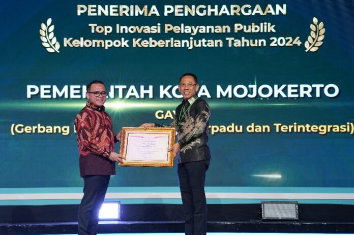 Pemkot Mojokerto menerima penghargaan TOP inovasi pelayanan publik, kategori Pemantauan Keberlanjutan dan Replikasi Inovasi Pelayanan Publik (PKRI) kelompok Instansi Keberlanjutan dari Menteri PANRB Azwar Anas.