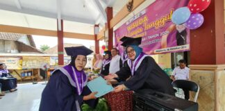 wisuda Sekolah Lansia Tangguh (Selantang) di Kelurahan Prajurit Kulon, Kota Mojokerto, Jawa Timur, Rabu (16/10/2024).