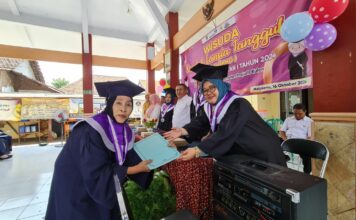 wisuda Sekolah Lansia Tangguh (Selantang) di Kelurahan Prajurit Kulon, Kota Mojokerto, Jawa Timur, Rabu (16/10/2024).