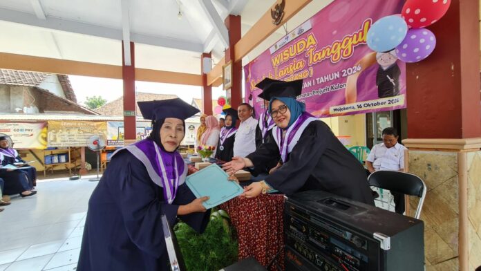 wisuda Sekolah Lansia Tangguh (Selantang) di Kelurahan Prajurit Kulon, Kota Mojokerto, Jawa Timur, Rabu (16/10/2024).