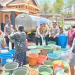 Droping air bersih di Dusun Bantengan, Desa Bendung, Kecamatan Jetis, Kabupaten Mojokerto,