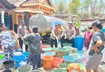 Droping air bersih di Dusun Bantengan, Desa Bendung, Kecamatan Jetis, Kabupaten Mojokerto,