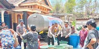 Droping air bersih di Dusun Bantengan, Desa Bendung, Kecamatan Jetis, Kabupaten Mojokerto,