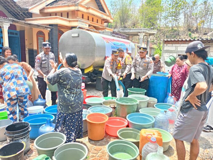 Droping air bersih di Dusun Bantengan, Desa Bendung, Kecamatan Jetis, Kabupaten Mojokerto,