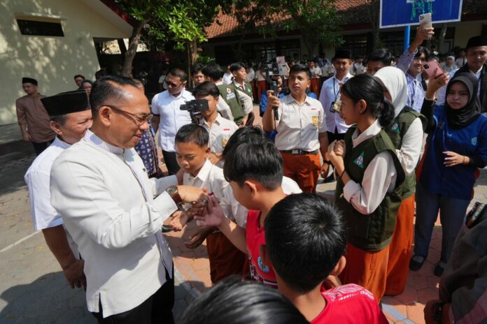 Sekretaris Daerah Kota Mojokerto, Gaguk Tri Prasetyo menyapa pelajar SMPN 3.