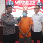 Pelaku pembacokan saat diamankan di Polres Mojokerto Kota.