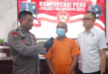 Pelaku pembacokan saat diamankan di Polres Mojokerto Kota.