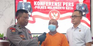 Pelaku pembacokan saat diamankan di Polres Mojokerto Kota.