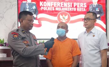 Pelaku pembacokan saat diamankan di Polres Mojokerto Kota.