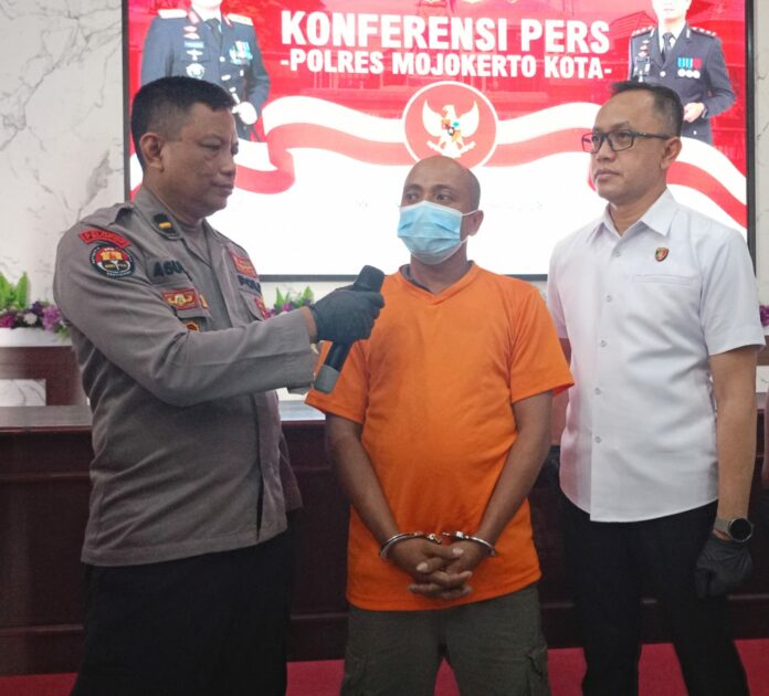 Pelaku pembacokan saat diamankan di Polres Mojokerto Kota.