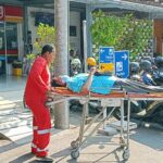 Petugas saat mengevakuasi penumpang KA yang pingsan di stasiun Mojokerto, Senin (28/10/2024).