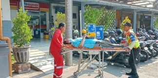 Petugas saat mengevakuasi penumpang KA yang pingsan di stasiun Mojokerto, Senin (28/10/2024).