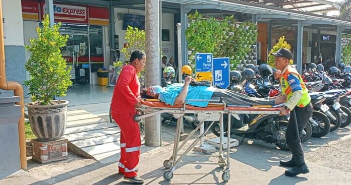 Petugas saat mengevakuasi penumpang KA yang pingsan di stasiun Mojokerto, Senin (28/10/2024).