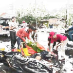 Petugas mengevakuasi korban kecelakaan di jalan raya Trowulan, Mojokerto, Jumat (1/11/2024). IM.com/Tyan/