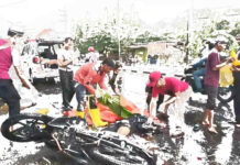 Petugas mengevakuasi korban kecelakaan di jalan raya Trowulan, Mojokerto, Jumat (1/11/2024). IM.com/Tyan/