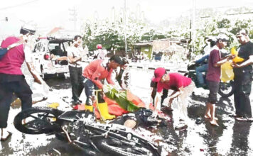 Petugas mengevakuasi korban kecelakaan di jalan raya Trowulan, Mojokerto, Jumat (1/11/2024). IM.com/Tyan/