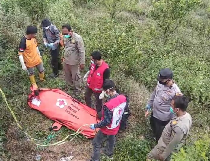 Evakuasi penemuan mayat di Rejoto, Kota Mojokerto, Sabtu (2/11/2024).