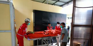 Petugas saat mengevakuasi korban pembunuhan di RSUD Kota Mojokerto.