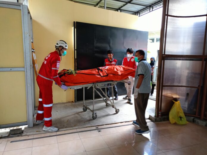 Petugas saat mengevakuasi korban pembunuhan di RSUD Kota Mojokerto.