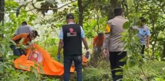 Evakuasi mayat Taman Hutan Rakyat (Tahura) Raden Soerjo, Blok Sanggar Dusun Pacet Selatan, Kecamatan Pacet, Kabupaten Mojokerto. Minggu (3/11/2024).