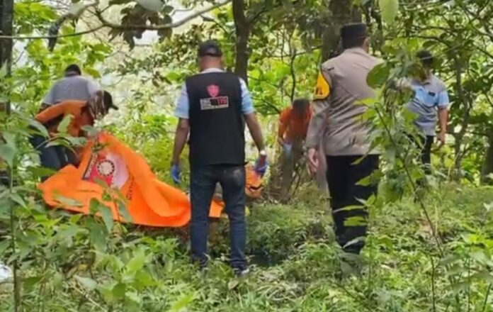 Evakuasi mayat Taman Hutan Rakyat (Tahura) Raden Soerjo, Blok Sanggar Dusun Pacet Selatan, Kecamatan Pacet, Kabupaten Mojokerto. Minggu (3/11/2024).