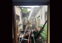 Petugas saat melakukan pemadaman rumah terbakar di di Desa Batankrajan, Kecamatan Gedeg, Kabupaten Mojokerto, Jumat (15/11/2024).