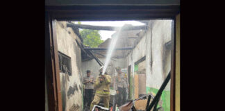 Petugas saat melakukan pemadaman rumah terbakar di di Desa Batankrajan, Kecamatan Gedeg, Kabupaten Mojokerto, Jumat (15/11/2024).