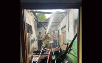 Petugas saat melakukan pemadaman rumah terbakar di di Desa Batankrajan, Kecamatan Gedeg, Kabupaten Mojokerto, Jumat (15/11/2024).