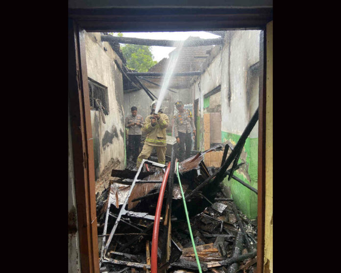 Petugas saat melakukan pemadaman rumah terbakar di di Desa Batankrajan, Kecamatan Gedeg, Kabupaten Mojokerto, Jumat (15/11/2024).