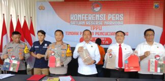 Dirresnarkoba Polda Jatim, Kombespol. Robert Da Costa didampingi Kapolres Mojokerto Kota, AKBP Daniel S Marunduri