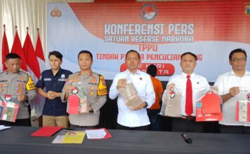 Dirresnarkoba Polda Jatim, Kombespol. Robert Da Costa didampingi Kapolres Mojokerto Kota, AKBP Daniel S Marunduri