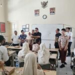 Siswa SMPN 2 Kota Mojokerto bersama Pj. Walikota Mojokerto, M. Ali Kuncoro saat menikmati hidangan Makan Bergizi Gratis