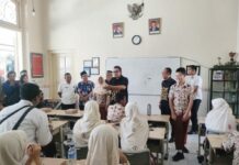 Siswa SMPN 2 Kota Mojokerto bersama Pj. Walikota Mojokerto, M. Ali Kuncoro saat menikmati hidangan Makan Bergizi Gratis