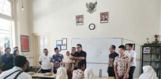 Siswa SMPN 2 Kota Mojokerto bersama Pj. Walikota Mojokerto, M. Ali Kuncoro saat menikmati hidangan Makan Bergizi Gratis