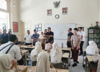 Siswa SMPN 2 Kota Mojokerto bersama Pj. Walikota Mojokerto, M. Ali Kuncoro saat menikmati hidangan Makan Bergizi Gratis