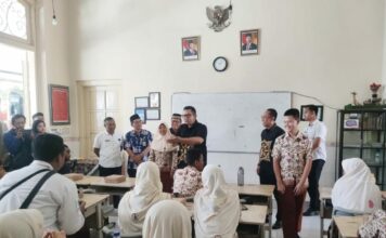 Siswa SMPN 2 Kota Mojokerto bersama Pj. Walikota Mojokerto, M. Ali Kuncoro saat menikmati hidangan Makan Bergizi Gratis