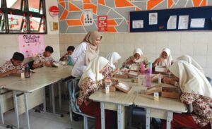 Siswa SMPN 9 Kota Mojokerto saat menikmati hidangan Makan Bergizi Gratis disaksikan Kepala Sekolah Dwi Puspa H 