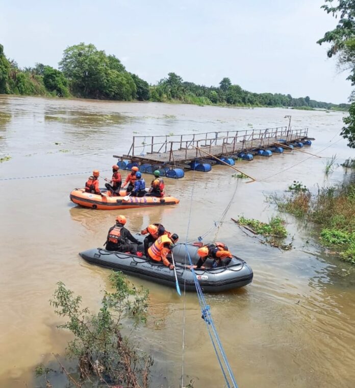 Upaya pencarian warga Ngoro Kabupaten Mojokerto yang terseret arus dan tenggelam, Kamis (21/11/2024).