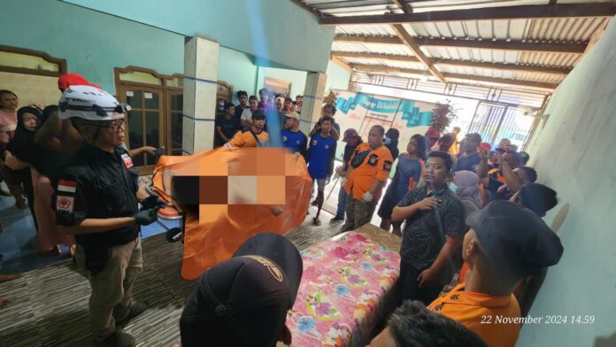 Jasad pria yang hanyut saat Perbaiki jembatan apung di Mojokerto ditemukan tim gabungan