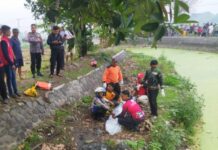 Jasad tubuh korban saat dievakuasi dari aliran sungai Dam Poh Gureh