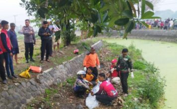 Jasad tubuh korban saat dievakuasi dari aliran sungai Dam Poh Gureh