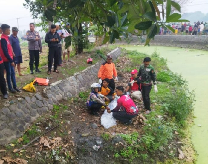 Jasad tubuh korban saat dievakuasi dari aliran sungai Dam Poh Gureh