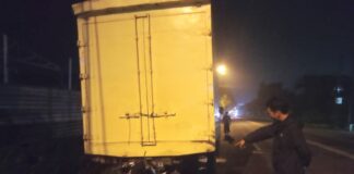 Posisi truk boks milik J &T dalam kondisi parkir di pinggir jalan RA Basoeni, Desa Jampirogo yang ditabrak motor korban