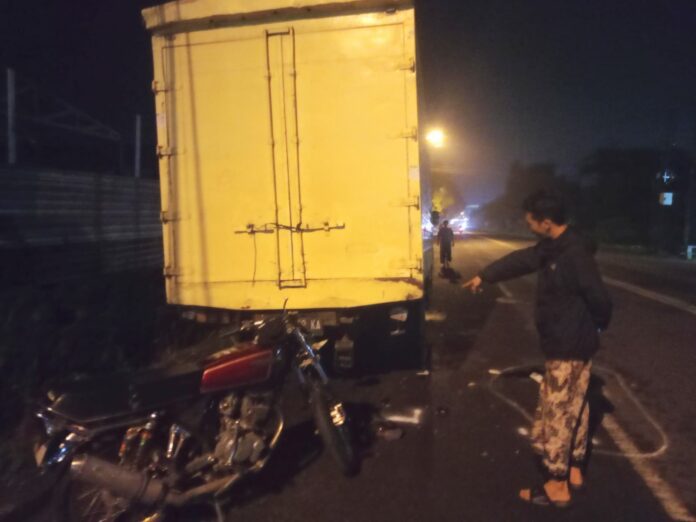 Posisi truk boks milik J &T dalam kondisi parkir di pinggir jalan RA Basoeni, Desa Jampirogo yang ditabrak motor korban