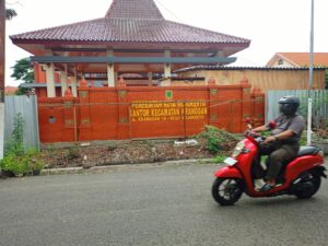 Pengendara melintas di depan bangunan kantor Kecamatan Kranggan, Kota Mojokerto. IM.com/Tyan/