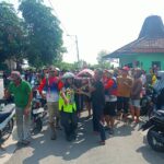 Proses evakuasi MI (11) warga Desa Ngingasrembyong, Kecamatan Sooko, Kabupaten Mojokerto