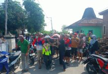 Proses evakuasi MI (11) warga Desa Ngingasrembyong, Kecamatan Sooko, Kabupaten Mojokerto