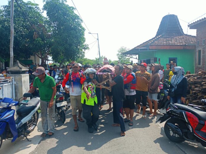 Proses evakuasi MI (11) warga Desa Ngingasrembyong, Kecamatan Sooko, Kabupaten Mojokerto